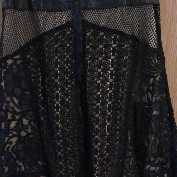 Black and beige lace dress - Picture 3 of 8